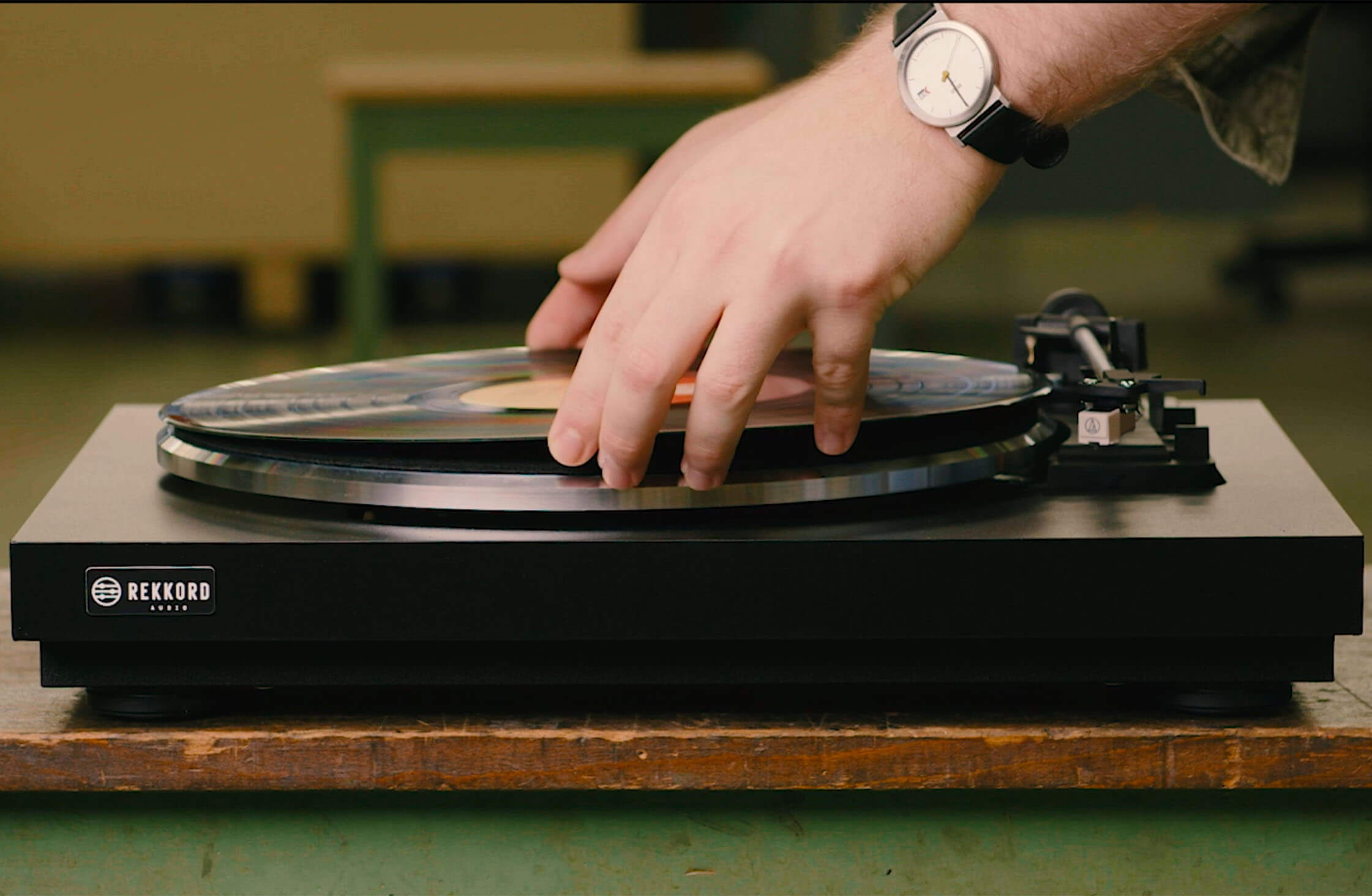 Poniendo un vinilo a un tocadiscos Rekkord